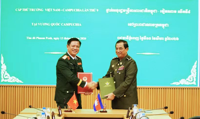 Thượng tướng Nguyễn Trường Thắng và Đại tướng Khieu Chhen ký Biên bản Đối thoại Chính sách Quốc phòng Việt Nam-Campuchia lần thứ 9. (Ảnh:BQP)