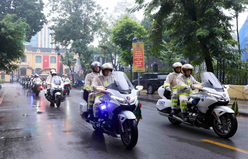 Lễ giễu hành, ra quân của các lực lượng, phương tiện của Công an thành phố Hà Nội. Ảnh: Phạm Kiên/TTXVN)