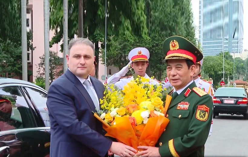 Đại tướng Phan Văn Giang chào đón Bộ trưởng Vugar Mustafayev tới thăm và làm việc với Bộ Quốc phòng Việt Nam. (Ảnh: HP/BQP)