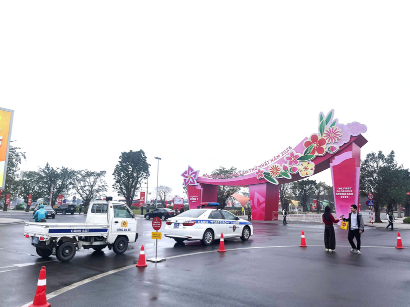 Lực lượng Cảnh sát Giao thông và Công an cơ sở phối hợp tuần tra kiểm soát lưu động trên các tuyến trọng điểm. (Ảnh: PV/Vietnam+)