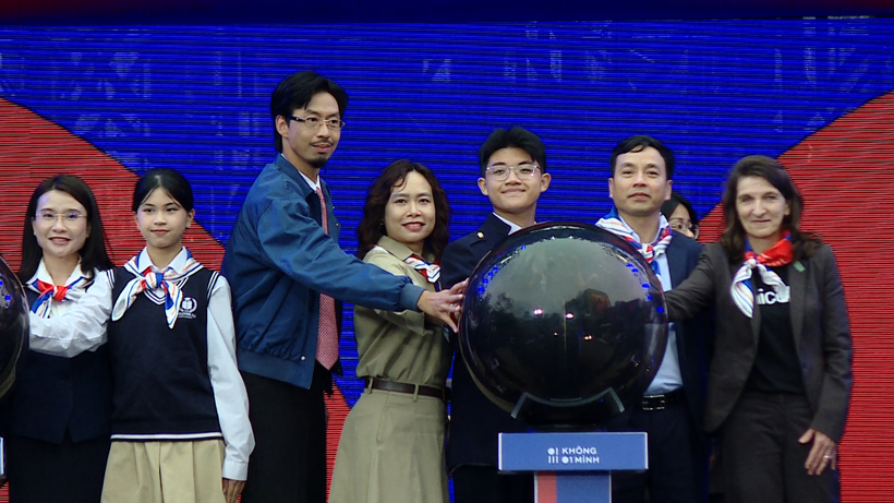 Các đại biểu nhấn nút khai mạc Ngày hội An toàn trực tuyến “Không Một Mình”. (Ảnh: PV/Vietnam+)