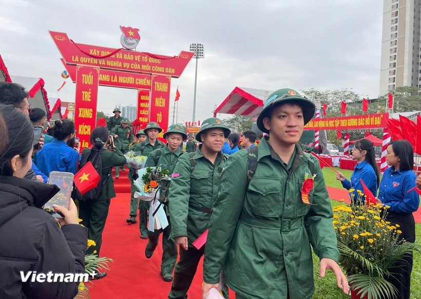 Các thanh niên lên đường nhập ngũ tại điểm giao nhận quân số 7. (Ảnh: Hằng Trần/Vietnam+)