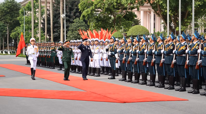 Đại tướng Nguyễn Tân Cương, Tổng Tham mưu trưởng Quân đội nhân dân Việt Nam, Thứ trưởng Bộ Quốc phòng và Đại tướng Uchikura Hiroaki, Tham mưu trưởng Liên quân Nhật Bản duyệt đội danh dự Quân đội nhân dân Việt Nam. (Ảnh: Hằng Trần/Vietnam+)