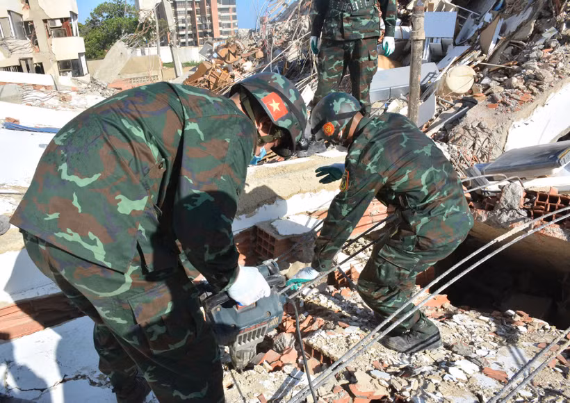 Đội công binh tìm cách tiếp cận nạn nhân. (Ảnh: Hoàng Vũ/Vietnam+)