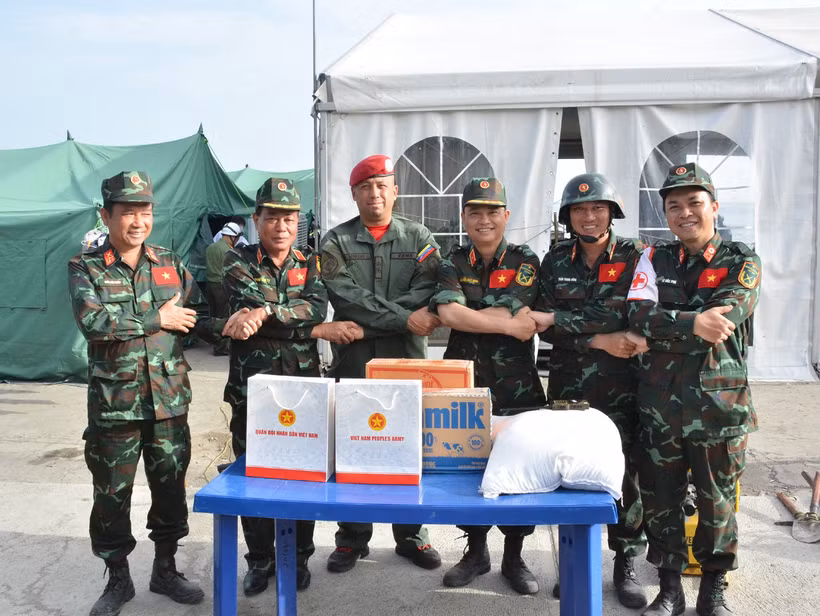Đoàn Việt Nam tặng quà, cảm ơn sự hỗ trợ của Trung tá Raúl Serrano Chacón trong thời gian thực hiện nhiệm vụ tại Venezuela. (Ảnh: Hoàng Vũ/Vietnam+)