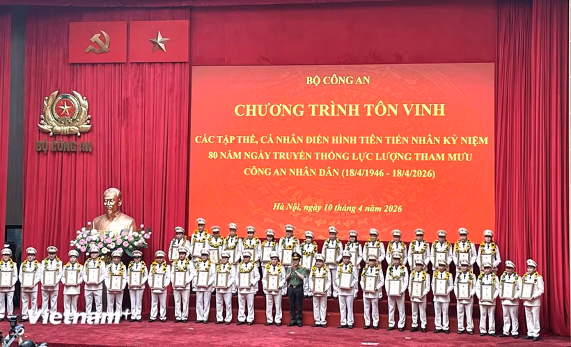 Bộ Công an tôn vinh 80 điển hình tiên tiến lực lượng Tham mưu Công an nhân dân. (Ảnh: Hằng Trần/Vietnam+)
