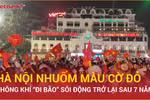 Du khách nước ngoài hân hoan chúc mừng trận thắng của tuyển Việt Nam tại AFF Cup