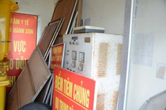 Các đơn vị có liên quan sửa chữa, khắc phục các cơ sở y tế bị thiệt hại do ảnh hưởng của bão, mưa lũ. (Ảnh: TTXVN/Vietnam+)