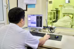 Bác sỹ theo dõi, điều trị cho bệnh nhân ung thư tại Bệnh viện K. (Ảnh: PV/Vietnam+)