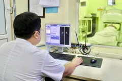 Bác sỹ theo dõi, điều trị cho bệnh nhân ung thư tại Bệnh viện K. (Ảnh: PV/Vietnam+)