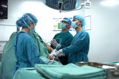 Các bác sỹ thực hiện ca phẫu thuật nội soi trong lĩnh vực chấn thương chỉnh hình. (Ảnh: PV/Vietnam+)