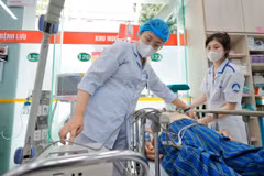 Khám chữa bệnh cho người bệnh. (Ảnh minh họa: Minh Quyết/TTXVN)