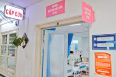 Hiện nay, đang là thời điểm giao mùa, ngoài bệnh COVID-19 nhiều bệnh nhi mắc các bệnh như: Tay chân miệng, sởi, sốt xuất huyết… (Ảnh: Minh Quyết/TTXVN)