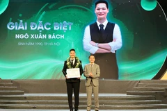 Thứ trưởng Bộ Y tế Trần Văn Thuấn, Trưởng Ban Chỉ đạo Chương trình trao giải đặc biệt cho anh Ngô Xuân Bách đến từ Hà Nội. (Ảnh: PV/Vietnam+)