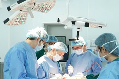 Các bác sỹ thực hiện ca phẫu thuật cho bệnh nhân. (Ảnh: PV/Vietnam+)