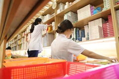 Nhân viên y tế làm công tác cấp phát thuốc. (Ảnh: M.Q/Vietnam+)
