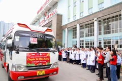 Sau Bữa cơm tất niên, trong buổi chiều người bệnh và gia đình được trở về quê đón Tết trên hành trình những Chuyến xe yêu thương miễn phí. (Ảnh: PV/Vietnam+)