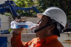 Công nhân điện lực Đà Nẵng làm việc dưới thời tiết nắng nóng. (Ảnh: Xuân Quý/TTXVN)