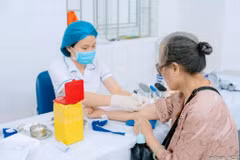 Đối tượng được khám sức khỏe là toàn bộ người dân sinh sống trên địa bàn thành phố Hà Nội thường trú hoặc tạm trú từ 12 tháng trở lên có xác nhận qua VNeID. (Ảnh: PV/Vietnam+)