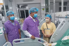 Phó Giám đốc Sở Y tế Hà Nội Đinh Hồng Phong thăm hỏi nạn nhân vụ cháy tại phường Kiến Hưng, Hà Nội. (Ảnh: PV/Vietnam+)