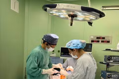Các bác sỹ thực hiện ca phẫu thuật cho bệnh nhân. (Ảnh: PV/Vietnam+)