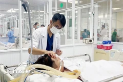 Bác sỹ Bệnh viện Quân y 175 điều trị cho bệnh nhân sốt xuất huyết trong tình trạng nặng. (Ảnh: Đinh Hằng/TTXVN) 
