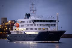 Tàu du lịch MV Hondius tại cảng Granadilla, thuộc đảo Tenerife, Tây Ban Nha ngày 10/5/2026. (Ảnh: THX/TTXVN)