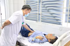 Bác sỹ theo dõi sức khỏe cho một bệnh nhân mắc sốt rét từ châu Phi trở về. (Ảnh: PV/Vietnam+)