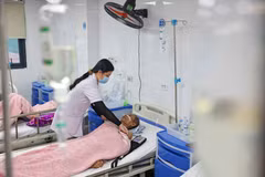 Nhân viên y tế theo dõi sức khỏe cho người bệnh đang điều trị tại Bệnh viện K. (Ảnh: TTXVN/Vietnam+)