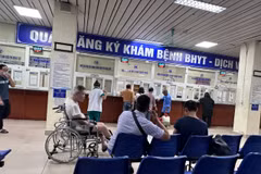 Người dân làm thủ tục khám chữa bệnh bảo hiểm y tế. (Ảnh: PV/Vietnam+)