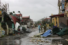 Nhà cửa của người dân tại xã Hoằng Giang (Thanh Hóa) bị gió bão đánh sập và tốc mái ngổn ngang. (Ảnh: Việt Hoàng/TTXVN) 