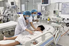 Trẻ mắc sốt xuất huyết nặng được điều trị tại Bệnh viện Bệnh Nhiệt đới Thành phố Hồ Chí Minh. (Ảnh: TTXVN/Vietnam+)
