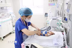 Nhân viên y tế chăm sóc cho trẻ sơ sinh. (Ảnh: TTXVN phát)