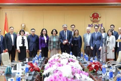 Thứ trưởng Bộ Y tế Nguyễn Thị Liên Hương đã tiếp Giáo sư Yazdan Yazdanpanah - Giám đốc Cơ quan Quốc gia nghiên cứu về các bệnh truyền nhiễm mới nổi (ANRS MIE) của Pháp. (Ảnh: PV/Vietnam+)