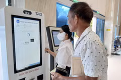 Hướng dẫn người dân đăng ký khám, chữa bệnh và thanh toán viện phí qua căn cước công dân gắn chíp. (Ảnh: Mỹ Hà/TTXVN)