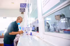 Người dân làm thủ tục khám chữa bệnh bảo hiểm y tế. (Ảnh: TTXVN)