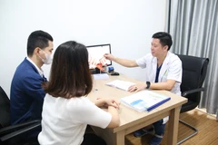Bác sỹ Bệnh viện Sản-Nhi tỉnh Phú Thọ tư vấn về sức khỏe sinh sản cho các bạn trẻ. (Ảnh: PV/Vietnam+)