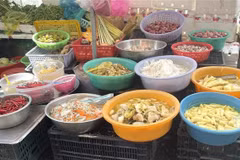 Các loại mặt hàng bày bán tại sạp bán thực phẩm ở phường Tân Mỹ (Thành phố Hồ Chí Minh). (Ảnh: Hương Giang/TTXVN) 