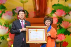 Anh hùng Lao động Thái Hương - Nhà Sáng lập Tập đoàn TH - đã đón nhận danh hiệu phong tặng từ Chủ tịch nước Lương Cường. (Ảnh: PV/Vietnam+)