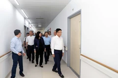 Phó Thủ tướng Chính phủ Lê Thành Long dẫn đầu đoàn công tác đi kiểm tra thực tế tại Bệnh viện Hữu nghị Việt Đức cơ sở 2 tại Ninh Bình. (Ảnh: Đại Nghĩa/TTXVN)