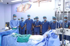 Đội ngũ y bác sỹ tri ân nghĩa cử cao đẹp của người hiến tạng. (Ảnh: PV/Vietnam+)