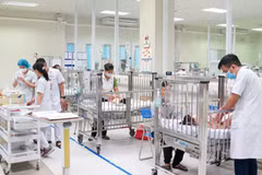 Khoa Cấp cứu và Chống độc (Bệnh viện Nhi Trung ương) đã tiếp nhận nhiều trường hợp bị chó cắn, trong đó có trẻ đa chấn thương nghiêm trọng. (Ảnh: PV/Vietnam+)
