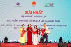 Thứ trưởng Bộ Y tế trao cho các tác giả đoạt Giải Nhất ở Hạng mục video clip. (Ảnh: PV/Vietnam+)
