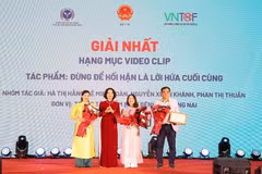 Thứ trưởng Bộ Y tế trao cho các tác giả đoạt Giải Nhất ở Hạng mục video clip. (Ảnh: PV/Vietnam+)