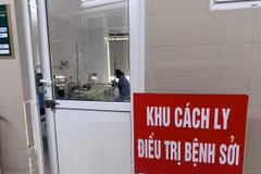 Khu vực điều trị bệnh nhân mắc sởi tại Viện Y học Nhiệt đới (Bệnh viện Bạch Mai). (Ảnh: T.G/Vietnam+)