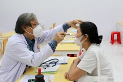Bác sỹ khám bệnh và tư vấn sức khỏe cho dân. (Ảnh: TTXVN/Vietnam+)