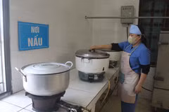 Ngăn chặn ngộ độc thực phẩm trong trường học từ sớm, từ xa. (Ảnh: TTXVN/Vietnam+) 