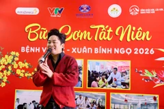 Ca sỹ Tùng Dương hát trong Chương trình Cơm Tất niên tại Bệnh viện K. (Ảnh: PV/Vietnam+) 