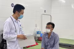 Bác sỹ điều trị cho bệnh nhân mắc sốt rét tại Viện Sốt rét-Ký sinh trùng-Côn trùng Trung ương. (Ảnh: PV/Vietnam+)