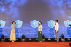 Ấn nút phát động Cuộc thi sản phẩm phát thanh, truyền hình về gương sáng trong công tác phòng bệnh. (Ảnh: PV/Vietnam+)